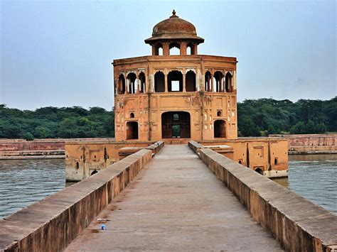 Hiran Minar: Unveiling the Epic Tale of a Mughal Emperor's Sorrowful Love and Timeless Devotion!